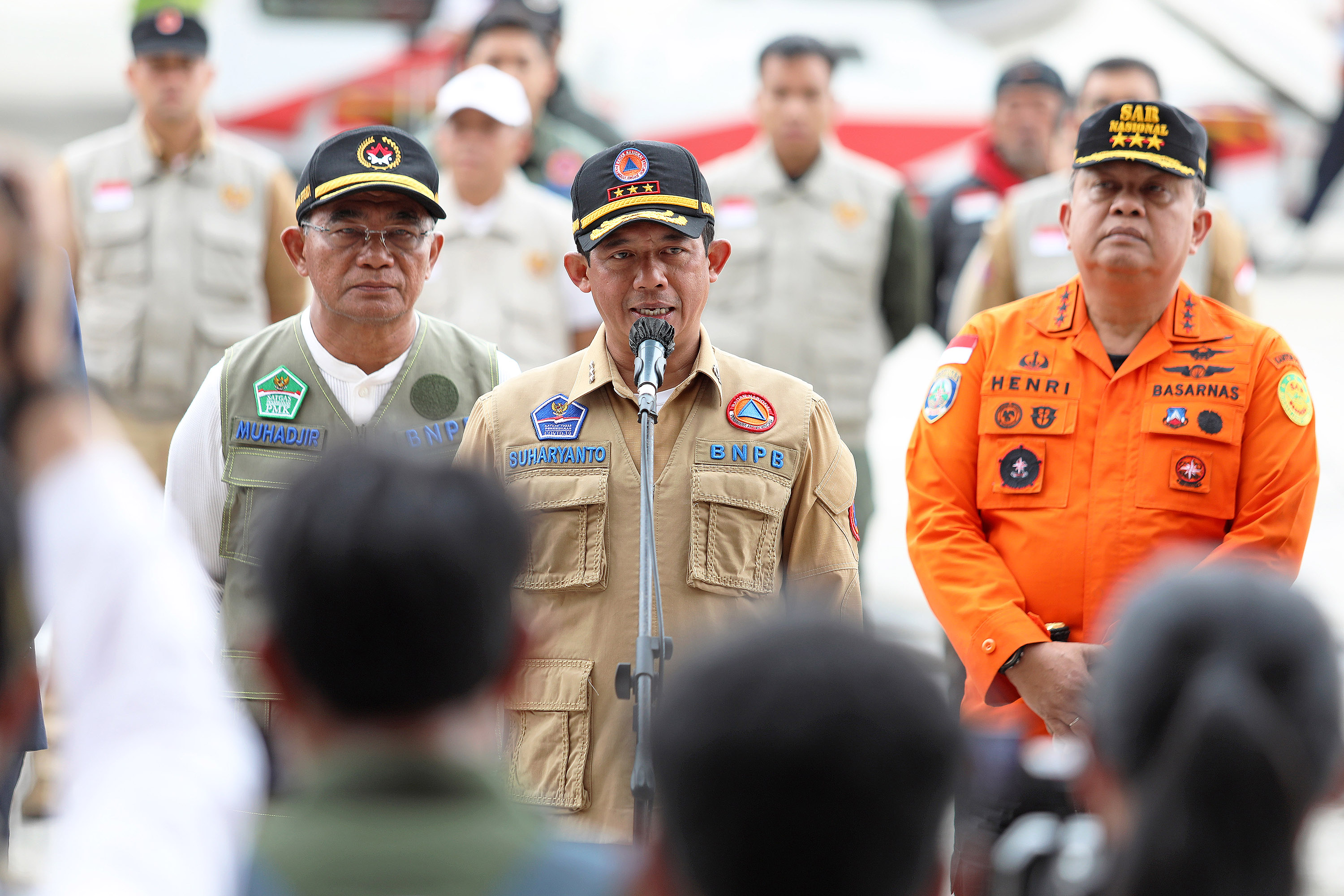 Kepala BNPB Letjen TNI Suharyanto S.Sos., M.M., (rompi colekat) memberikan keterangan pers melaksanakan upacara penyambutan tim INASAR yang telah melaksanakan misi kemanusiaan untuk Turkiye di Lanud Halim Perdanakusuma, Jakarta, Jumat (24/2).